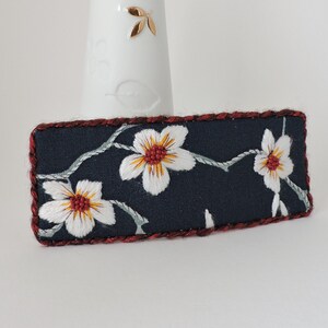 Barrette textile, broderie fleurs de cerisier, fait main, accessoire cheveux, cadeau, création artisanal, coiffure femme, unique et original