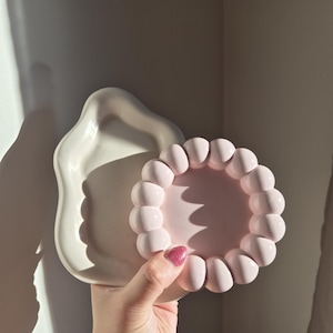 Vide-poches fabriqué à la main en jesmonite rose : organiseur de bijoux à bulles