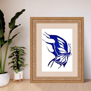 Arte mural imprimible de mariposas en linóleo: póster de insectos, dibujo lineal minimalista, descarga digital para decoración, sello adhesivo, color azul
