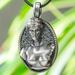 Göttin Venus Halskette, Aphrodite Skulptur Anhänger, Geburt der Venus Charme, griechische Göttin der Schönheit Schmuck, Mythologie Geschenk für Kunstliebhaber