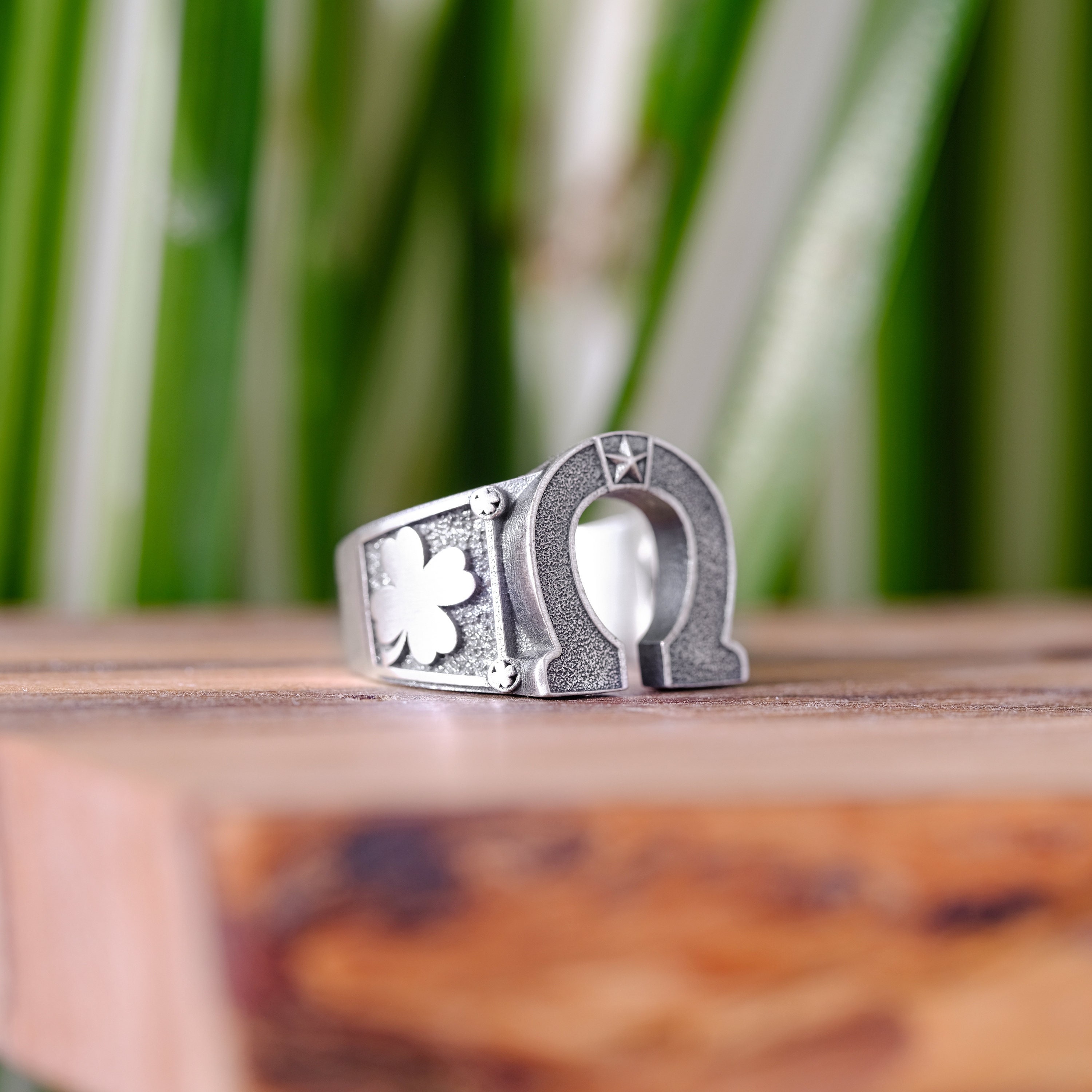 Horseshoe pinky ring outlet