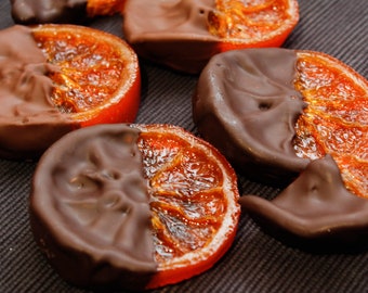 In chocolade gedoopte sinaasappelschijfjes: biologische, veganistische traktatie