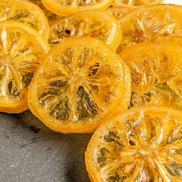 Kandierte Zitronenscheiben, köstlicher Snack für eine gesunde Ernährung, Getrocknete Zitronenwürfel, Bio-Zitronenscheiben, Gesunder Snack, Kandierter Zitronensnack