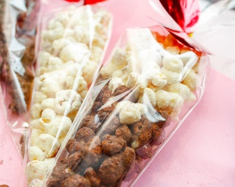 Palomitas de maíz, conos de palomitas cubiertos de chocolate: recuerdos de fiesta, golosinas gourmet