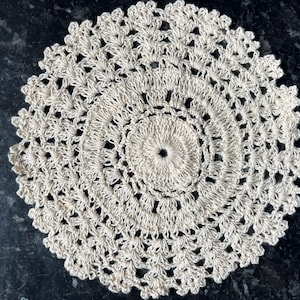 Häkeldeckchen Gehäkeltes Deckchen Tischdekoration Gehäkeltes Deckchen Herzstück Handgemachtes Hochzeitsdeckchen Serviette Boho Dekor Runde Creme Blume