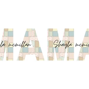 Könnte beinhalten: Das Wort "MAMA" ist in großen weißen Buchstaben mit einem Patchworkmuster in Pastellfarben geschrieben. Der Text "Shayla mcmillan" ist in kursiver Schrift unter den Buchstaben geschrieben.
