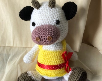 Gehaakte amigurumi koe knuffel gehaakt dier koe met jurk vrolijke kleuren originele koe