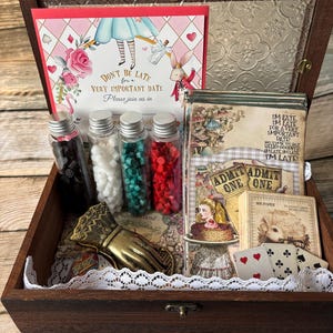 Wordt alleen naar de VS verzonden GRATIS Alice in Wonderland cadeau houten kist themadagboek sprookjescadeau dagboek dagboek magisch uniek pakket aanwezig benodigdheden schroot
