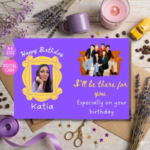 Peut inclure: Carte d'anniversaire violette avec le texte "Happy Birthday Katia" et une photo. La carte présente un cadre jaune et un graphique des acteurs de Friends avec le texte "I'll be there for you".