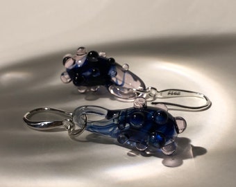 Orecchini a bacca di rugiada blu, vetro borosilicato trasparente artigianale, ganci in argento sterling, gioielli fatti a mano, regalo di compleanno perfetto