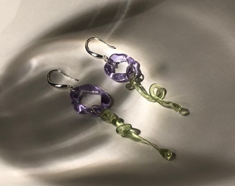 Dangly madeliefjebloem oorbellen in lila en groen, handgemaakt met sterling zilveren haken, perfect voor dagelijks gebruik of als delicaat cadeau