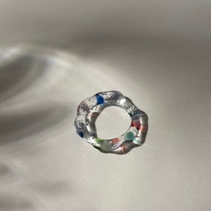 Anillo de vidrio colorido hecho a mano: joyería minimalista de borosilicato