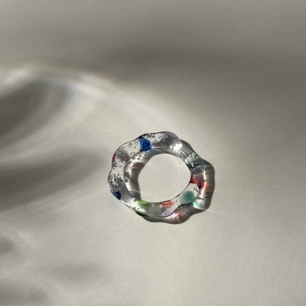 Anillo de vidrio colorido hecho a mano: joyería minimalista de borosilicato