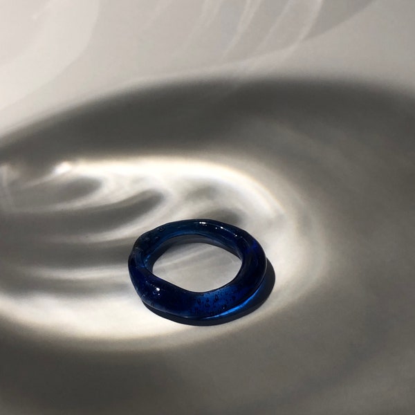 Anillo de cristal azul oscuro: Joyería minimalista de borosilicato hecha a mano.
