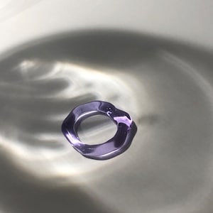 Lila Glas Ring Minimalistischer Borosilikat Schmuck, handwerkliches Geschenk, perfektes Geschenk für Ostern oder Muttertag Bild 1