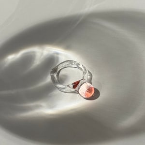 Anillo de cristal rojo y rosa: joyería minimalista de borosilicato hecha a mano.