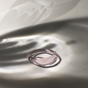 Rose Glass Ring Strakke minimalistische borosilicaat sieraden, ambachtelijk handgemaakt cadeau, perfect cadeau voor Pasen of Moederdag afbeelding 1
