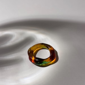 Anillo de vidrio marrón, verde y amarillo inspirado en hojas de otoño: joyería de borosilicato hecha a mano
