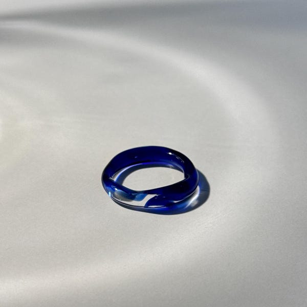 Anello in vetro blu scuro con vortici trasparenti: gioiello minimalista in vetro borosilicato fatto a mano.