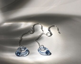 Superbes boucles d'oreilles bleues pendantes bébé en verre borosilicaté - Fabriquées à la main - Chaîne en argent sterling - Cadeau idéal pour la fête des Mères