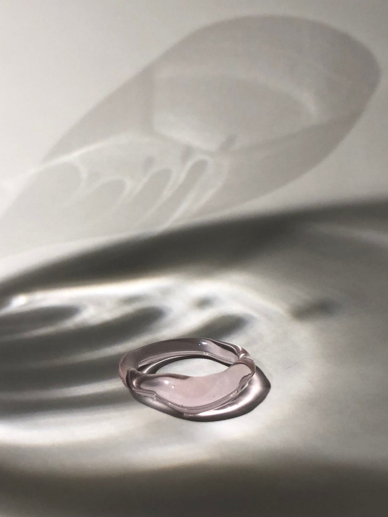 Rose Glass Ring Strakke minimalistische borosilicaat sieraden, ambachtelijk handgemaakt cadeau, perfect cadeau voor Pasen of Moederdag afbeelding 1