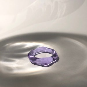 Lila Glas Ring Minimalistischer Borosilikat Schmuck, handwerkliches Geschenk, perfektes Geschenk für Ostern oder Muttertag Bild 6