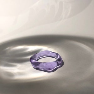 Anello in vetro viola Eleganti gioielli minimalisti in borosilicato, regalo artigianale fatto a mano, regalo perfetto per Pasqua o festa della mamma immagine 6