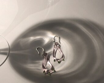 Orecchini a cerchio in vetro borosilicato rosa e verde - Pendenti in argento sterling - Gioielli artigianali realizzati a mano - Perfetto accessorio primaverile