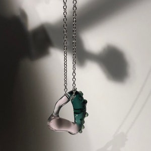 Ciondolo circolare unico in vetro borosilicato fatto a mano Tonalità blu-verde e rosa organiche, catena di collana in argento, regalo di gioielli eleganti per Pasqua immagine 3
