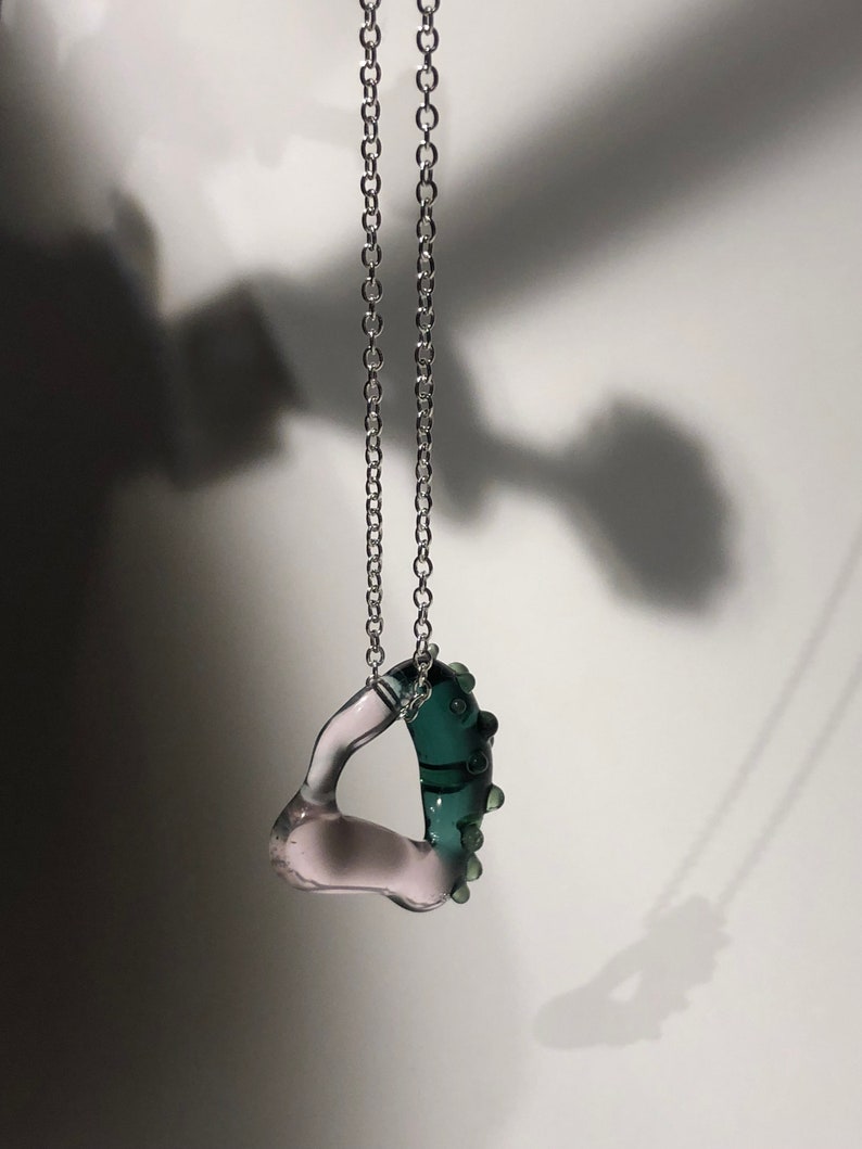 Ciondolo circolare unico in vetro borosilicato fatto a mano Tonalità blu-verde e rosa organiche, catena di collana in argento, regalo di gioielli eleganti per Pasqua immagine 3