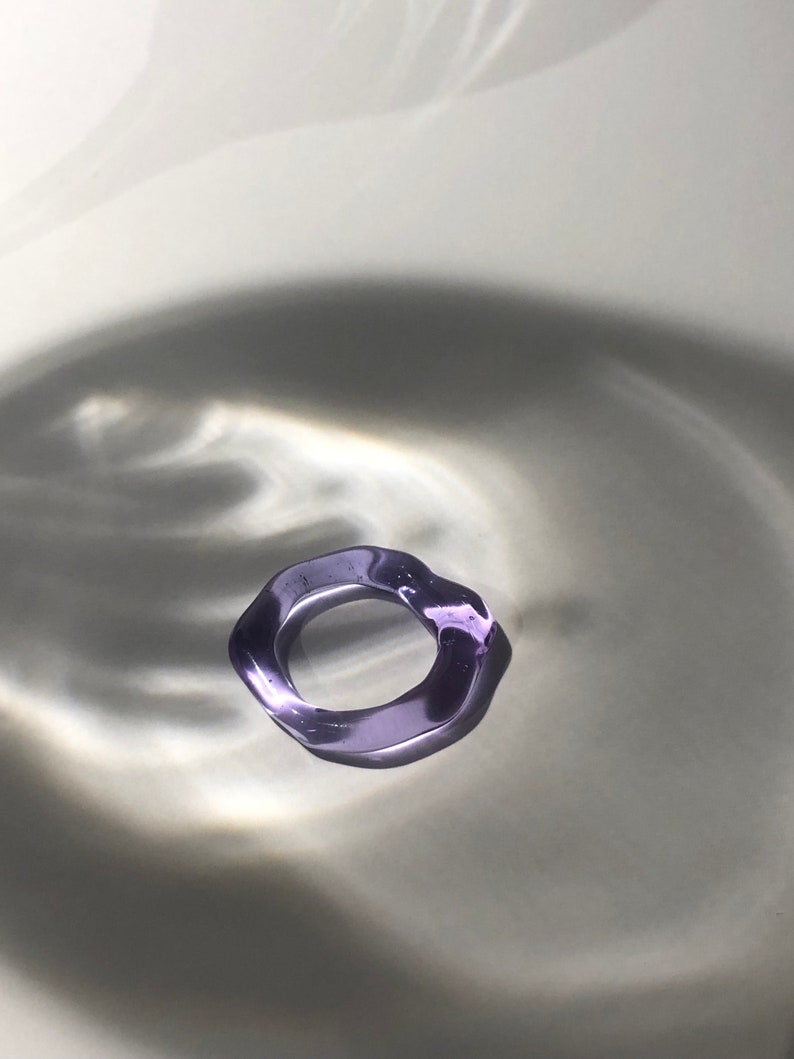 Lila Glas Ring Minimalistischer Borosilikat Schmuck, handwerkliches Geschenk, perfektes Geschenk für Ostern oder Muttertag Bild 1