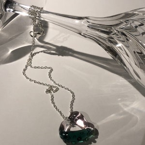 Ciondolo circolare unico in vetro borosilicato fatto a mano Tonalità blu-verde e rosa organiche, catena di collana in argento, regalo di gioielli eleganti per Pasqua immagine 4