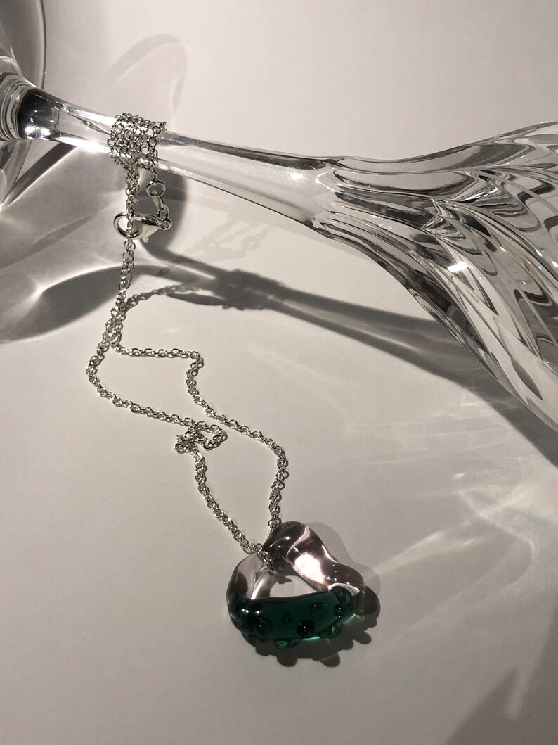 Ciondolo circolare unico in vetro borosilicato fatto a mano Tonalità blu-verde e rosa organiche, catena di collana in argento, regalo di gioielli eleganti per Pasqua immagine 4