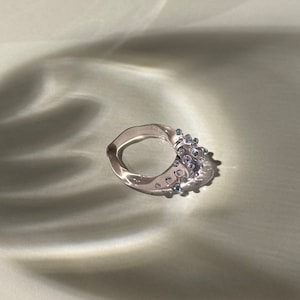 Anillo de cristal rosa punteado: joyería minimalista de borosilicato hecha a mano