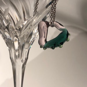 Ciondolo circolare unico in vetro borosilicato fatto a mano Tonalità blu-verde e rosa organiche, catena di collana in argento, regalo di gioielli eleganti per Pasqua immagine 6