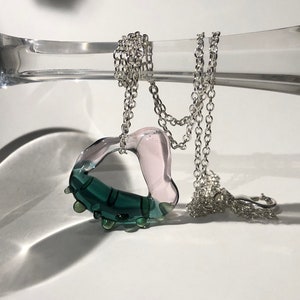 Ciondolo circolare unico in vetro borosilicato fatto a mano Tonalità blu-verde e rosa organiche, catena di collana in argento, regalo di gioielli eleganti per Pasqua immagine 2