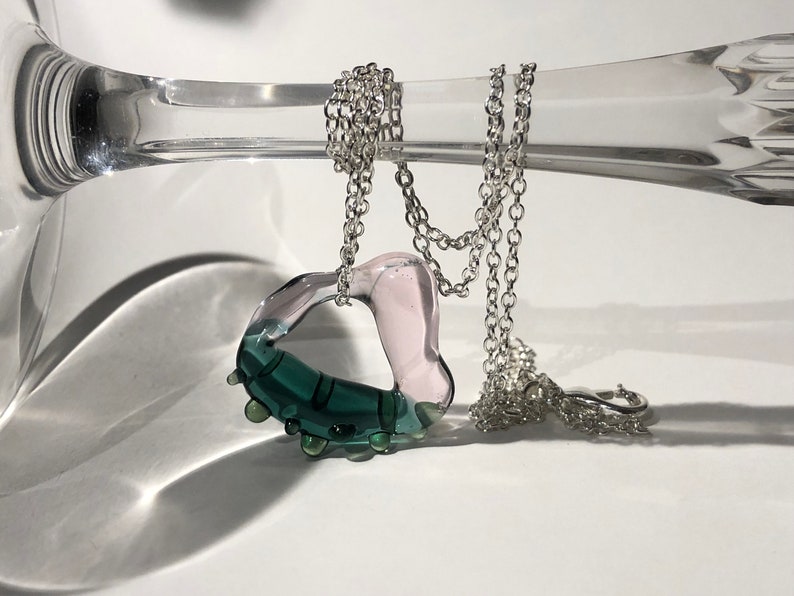 Ciondolo circolare unico in vetro borosilicato fatto a mano Tonalità blu-verde e rosa organiche, catena di collana in argento, regalo di gioielli eleganti per Pasqua immagine 2