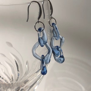 Prachtige blauwe borosilicaatglas oorbellen handgemaakte bungelen met elegante kettingen Sterling zilveren haken ideaal Moederdagcadeau afbeelding 3