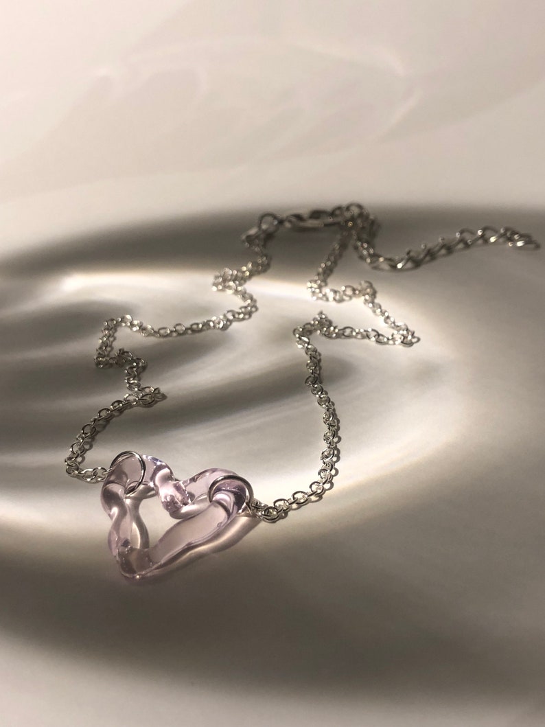 Rose Heart borosilicaatglas choker handgemaakt, sterling zilver elegantie, romantisch symbool of eigenliefde cadeau afbeelding 3