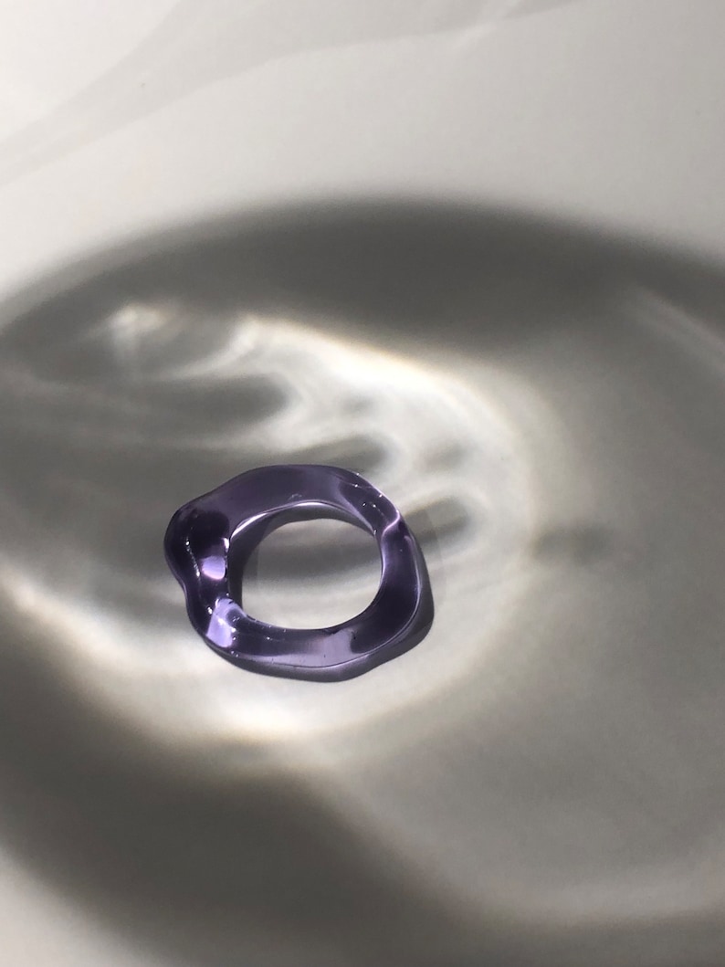 Lila Glas Ring Minimalistischer Borosilikat Schmuck, handwerkliches Geschenk, perfektes Geschenk für Ostern oder Muttertag Bild 4