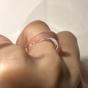 Rose Glass Ring Strakke minimalistische borosilicaat sieraden, ambachtelijk handgemaakt cadeau, perfect cadeau voor Pasen of Moederdag afbeelding 4