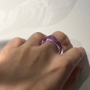 Lila Glas Ring Minimalistischer Borosilikat Schmuck, handwerkliches Geschenk, perfektes Geschenk für Ostern oder Muttertag Bild 5