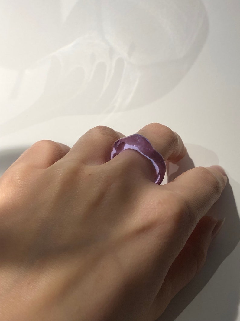 Lila Glas Ring Minimalistischer Borosilikat Schmuck, handwerkliches Geschenk, perfektes Geschenk für Ostern oder Muttertag Bild 5