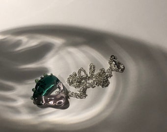 Pendentif cercle en verre borosilicaté fait main unique - teintes organiques de bleu-vert et de rose, chaîne de collier en argent, cadeau de bijoux élégant pour Pâques