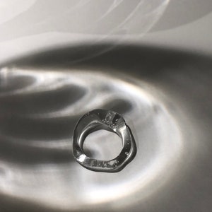 Anillo de vidrio transparente: joyería minimalista de borosilicato hecha a mano