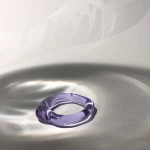 Lila Glas Ring Minimalistischer Borosilikat Schmuck, handwerkliches Geschenk, perfektes Geschenk für Ostern oder Muttertag Bild 2