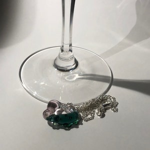 Ciondolo circolare unico in vetro borosilicato fatto a mano Tonalità blu-verde e rosa organiche, catena di collana in argento, regalo di gioielli eleganti per Pasqua immagine 8