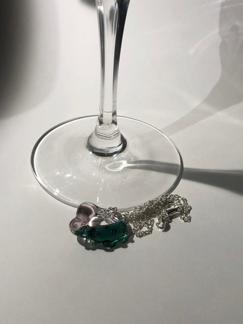 Ciondolo circolare unico in vetro borosilicato fatto a mano Tonalità blu-verde e rosa organiche, catena di collana in argento, regalo di gioielli eleganti per Pasqua immagine 8