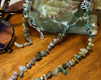 Collana per occhiali con gemme di agata muschiata e simbolo dell'energia terrestre