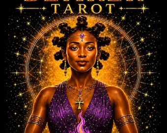 Puede incluir: Una cubierta de mazo de tarot titulada THE FLAME BEARER TAROT que muestra a una persona de piel oscura y cabello trenzado sosteniendo una llama brillante púrpura y naranja. Viste un vestido púrpura, brazaletes dorados y un collar de ankh.